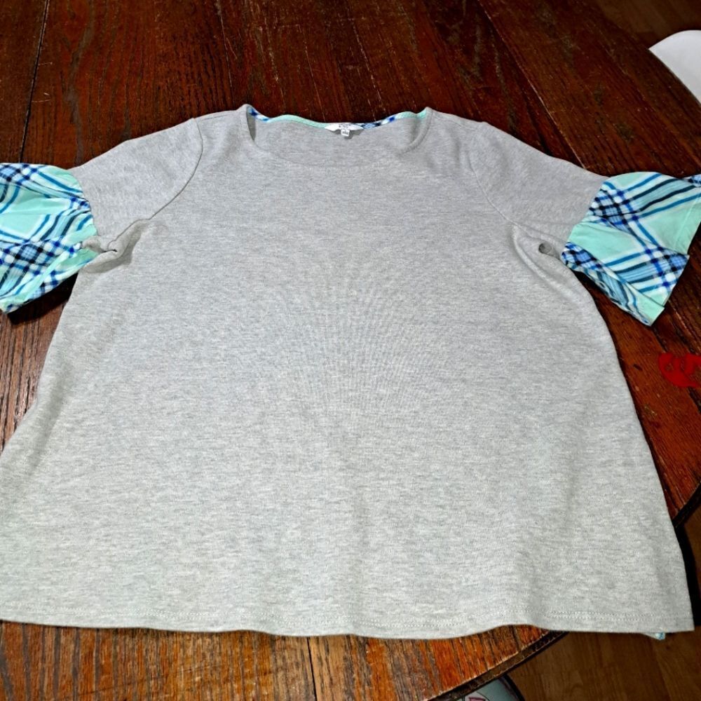 Large Crown & Ivy Short Butterfly Ruffle Sleeve Round Neck Pullover Shirt Top